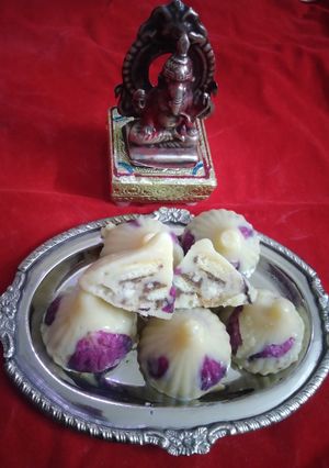 વ્હાઇટ ચોકલેટ ડ્રાયફ્રુટ સ્ટફ્ડ મોદક (White Chocolate and Dryfruit Stuffed Modak Recipe In Gujarati) રેસીપી મુખ્ય ફોટો