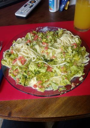 Una foto de Fideos con brócoli y salteado de verduritas