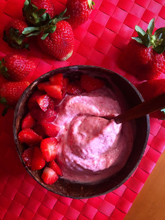 Una foto de Helado de fresa fit