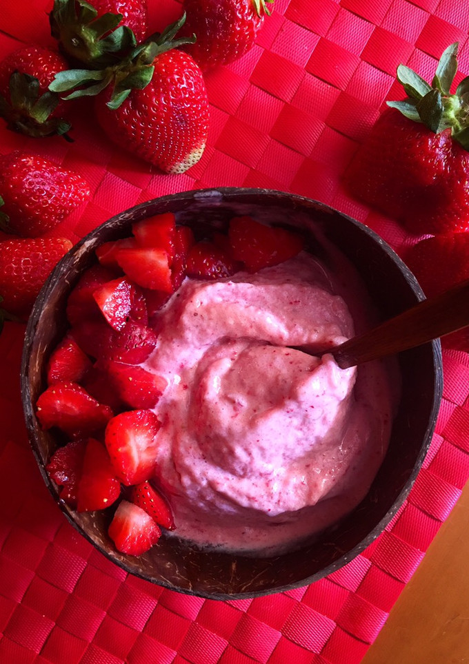 Una foto de Helado de fresa fit