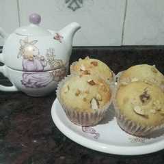 A picture of Muffins de nuez y almendra.