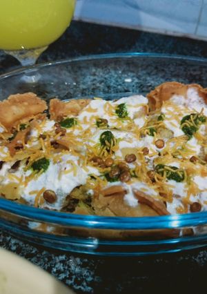 A picture of Chatpatta samosa mix plate.