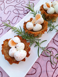 Una foto de Nidos de huevos de codorniz