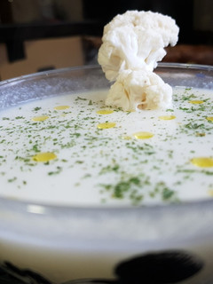 Una foto de Crema de coliflor con leche de coco # emplatado