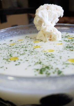 Una foto de Crema de coliflor con leche de coco # emplatado