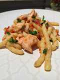 Busiate con salmone, pomodori e porro