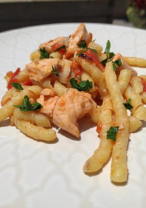 Foto di Busiate con salmone, pomodori e porro