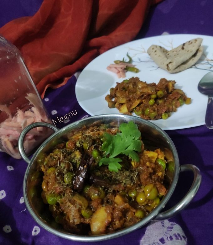 ढावा स्टाइल मटर मशरुम (Dhaba style matar mushroom recipe in Hindi) रेसिपी मुख्य फोटो