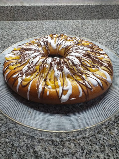 Una foto de Rosca de Pascua rellena con crema pastelera de chocolate