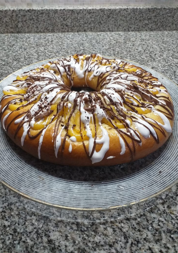 Una foto de Rosca de Pascua rellena con crema pastelera de chocolate