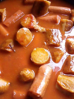 A picture of Sausages in sauce.