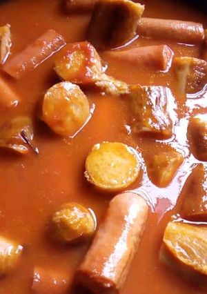 A picture of Sausages in sauce.