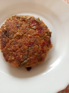 Una foto de Hamburguesa de berenjena y pimiento de piquillo