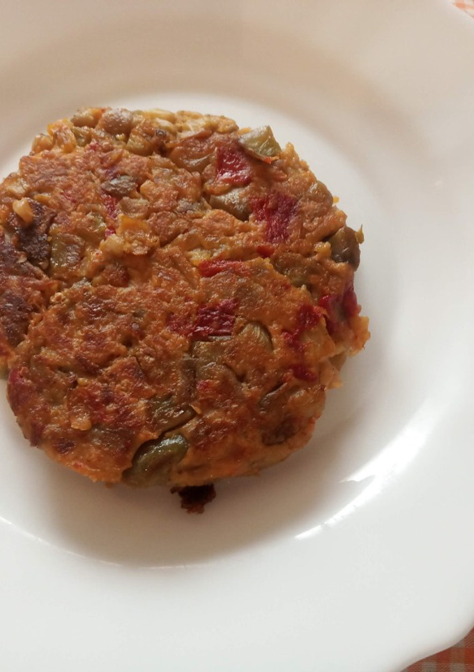 Una foto de Hamburguesa de berenjena y pimiento de piquillo