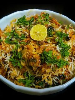 स्मोकी फ्लेवर्ड चिकन बिर्याणी (smooky flavour chicken biryani recipe in marathi) रेसिपी चे मुख्य फोटो