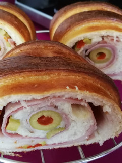 Una foto de Pan venezolano de jamón