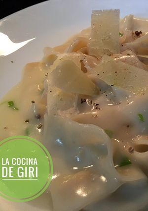 Una foto de Pasta artesanal con crema de cebollín