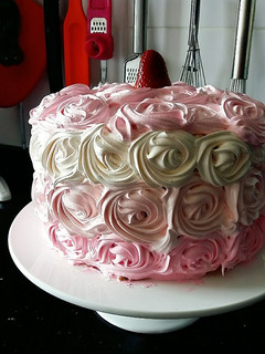 Una foto de Torta de cumpleaños rellena de Frutillas