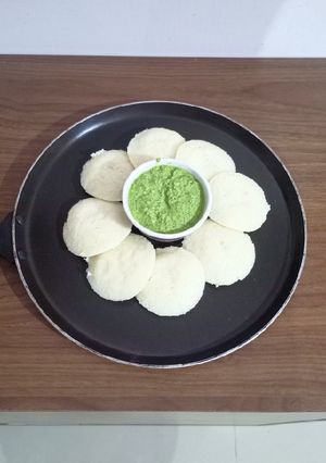 રવા ઈડલી (Rava Idli Recipe In Gujarati) રેસીપી મુખ્ય ફોટો