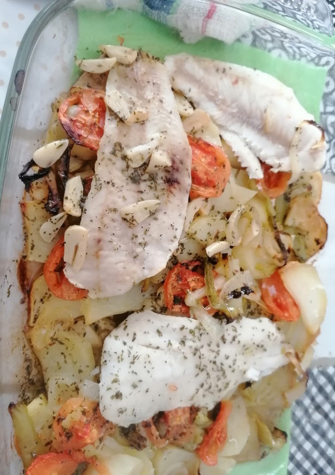 Una foto de Merluza al horno con patatas