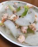 Canh củ cải nấu tôm, thịt băm, hành nhật (hành lá)