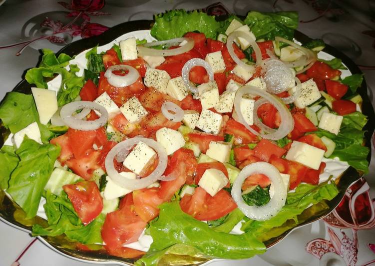 Греческий салат с яйцами