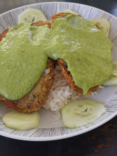 Una foto de Tortitas de atún con salsa verde