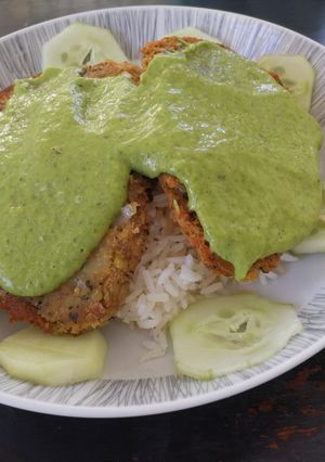 Una foto de Tortitas de atún con salsa verde