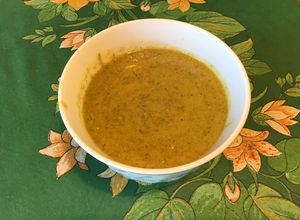Une photo de Sauce salade au citron confit, pesto de fanes epicé et melfor