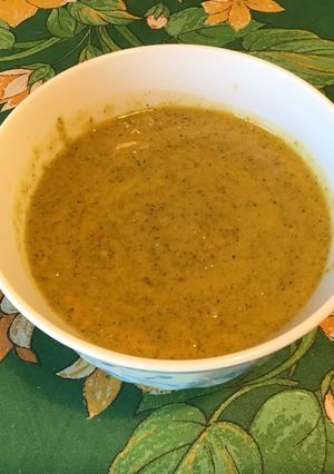 Une photo de Sauce salade au citron confit, pesto de fanes epicé et melfor