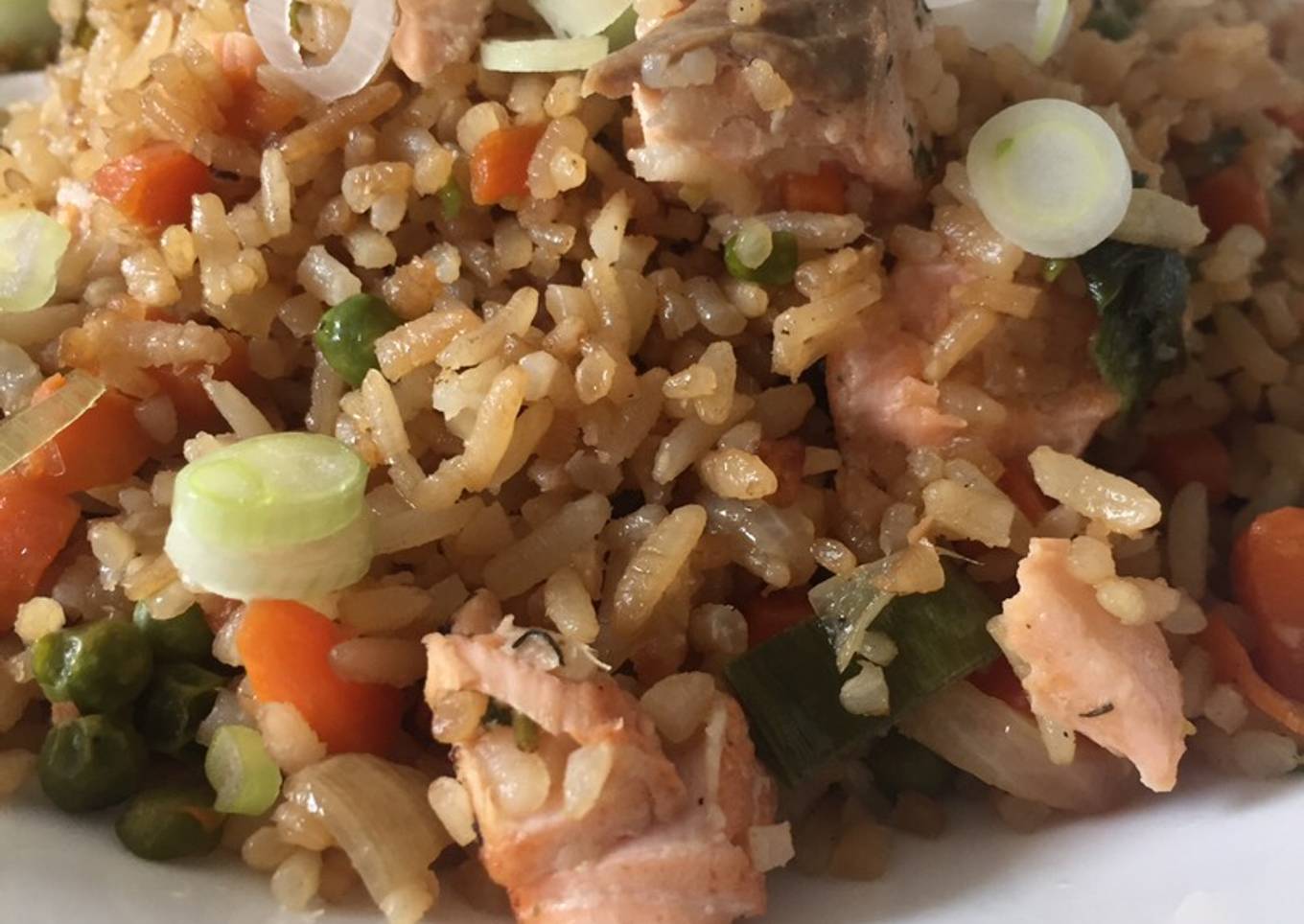 Arroz integral frito con salmón