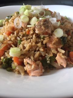 Una foto de Arroz integral frito con salmón