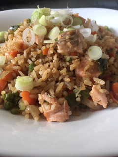 Una foto de Arroz integral frito con salmón