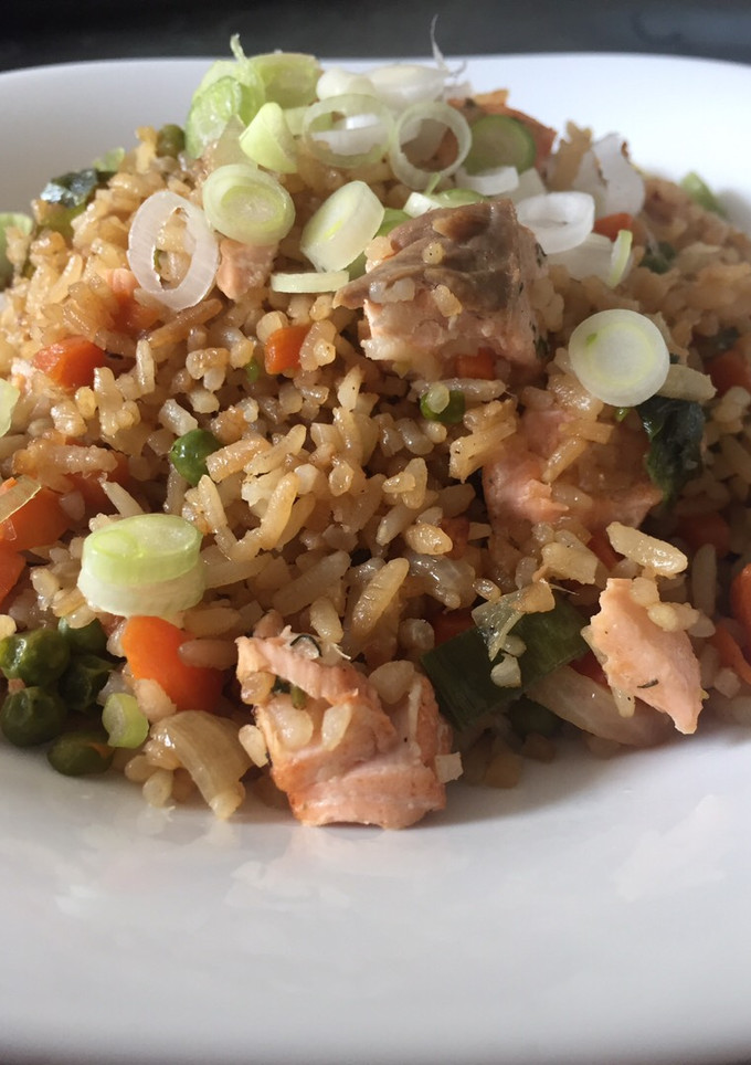 Una foto de Arroz integral frito con salmón
