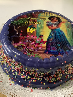 Una foto de Tarta Red Velvet con sorpresa de piñata de cumpleaños