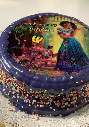 Una foto de Tarta Red Velvet con sorpresa de piñata de cumpleaños