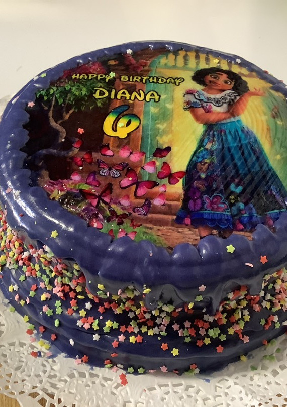 Una foto de Tarta Red Velvet con sorpresa de piñata de cumpleaños