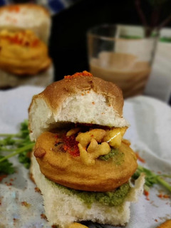स्ट्रीट स्टाइल वडा पाव (street style vada pav recipe in Hindi) रेसिपी मुख्य फोटो