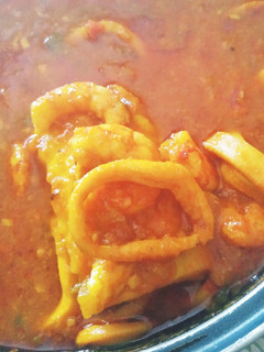 Una foto de Bacalao con calamares y langostinos