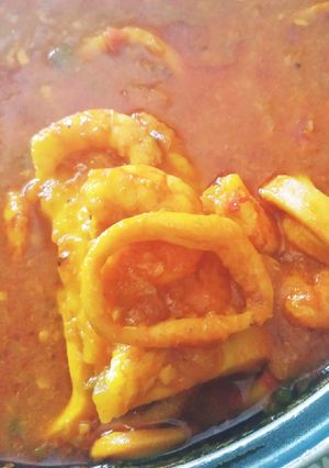 Una foto de Bacalao con calamares y langostinos