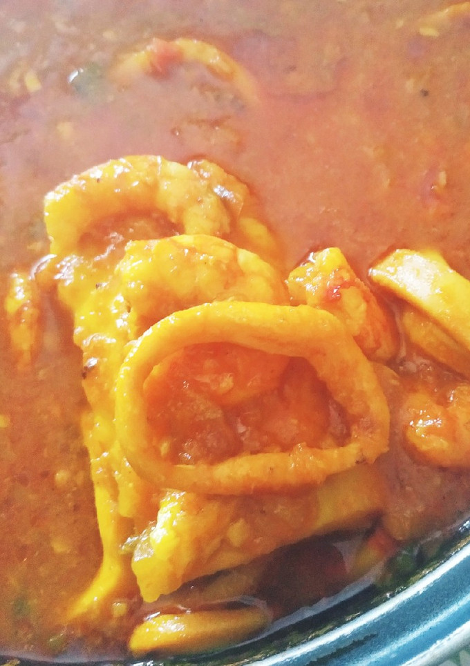Una foto de Bacalao con calamares y langostinos