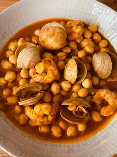 Una foto de Garbanzos con langostinos y almejas al curry ¿rojo?
