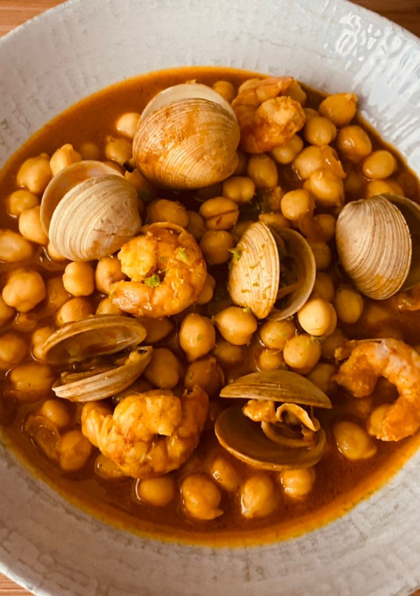 Una foto de Garbanzos con langostinos y almejas al curry ¿rojo?