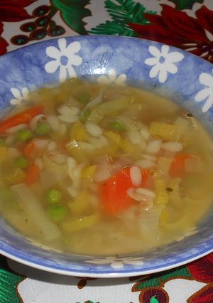 Una foto de Caldo de verduras a la primavera