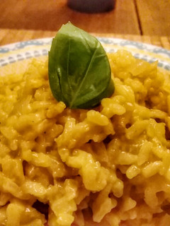 Una foto de Risotto Milanese con Azafrán o curry