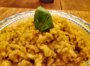 Una foto de Risotto Milanese con Azafrán o curry