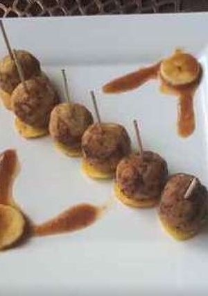 A picture of Kachche kele aur paneer ke gulguley.
