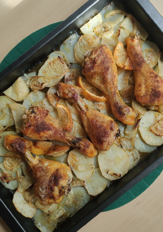 Una foto de Pollo al horno con patatas