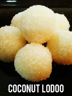 A picture of Coconut ladoo.