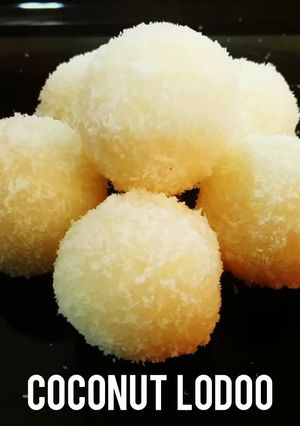A picture of Coconut ladoo.
